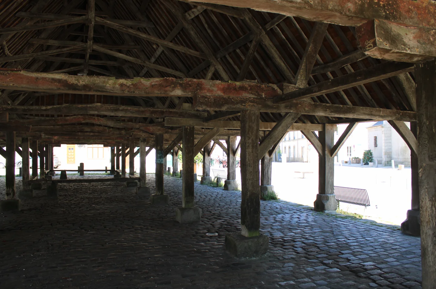 Holzbalken und Pfeiler im Inneren der Markthalle von Plouescat