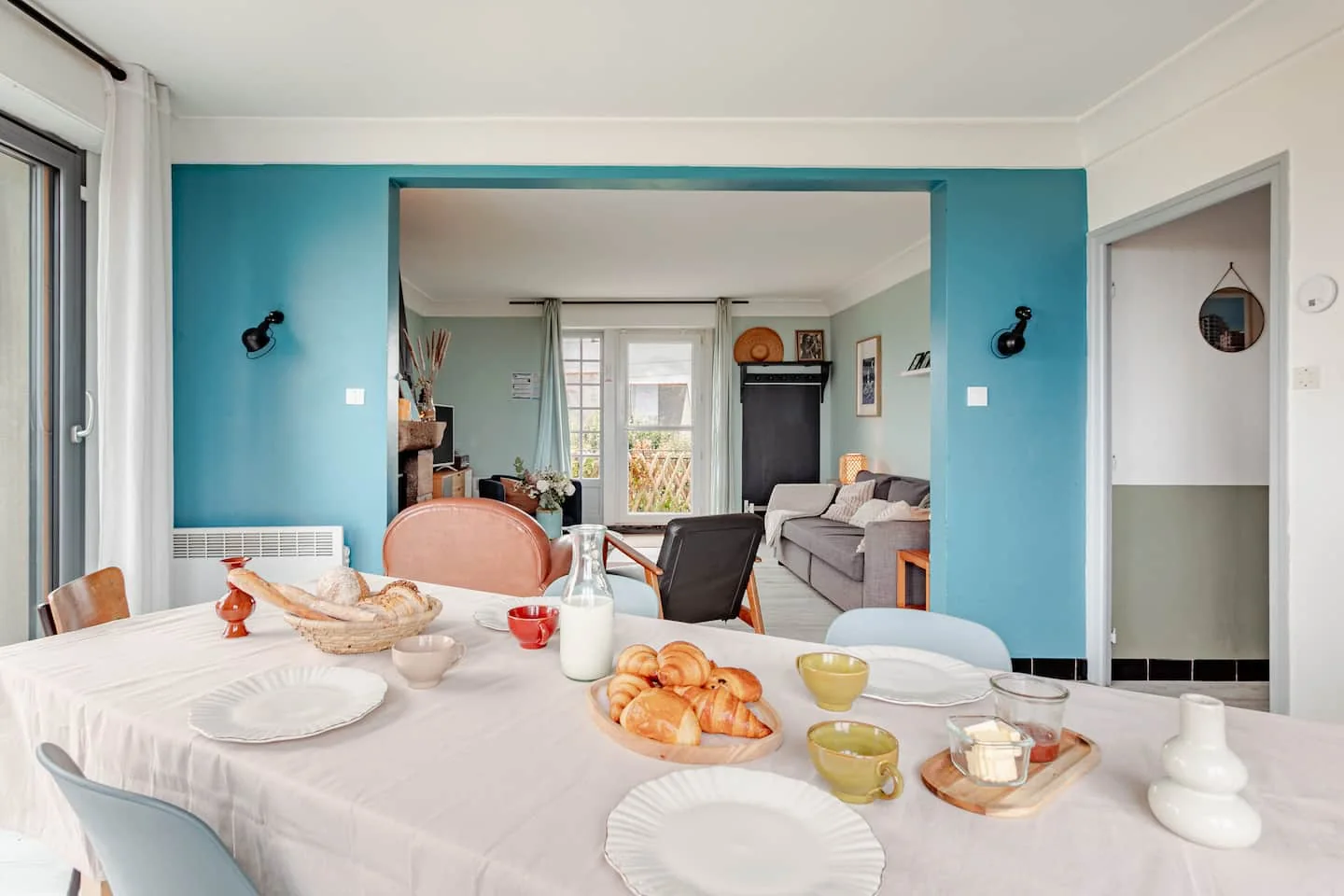 Dalla zona pranzo al soggiorno