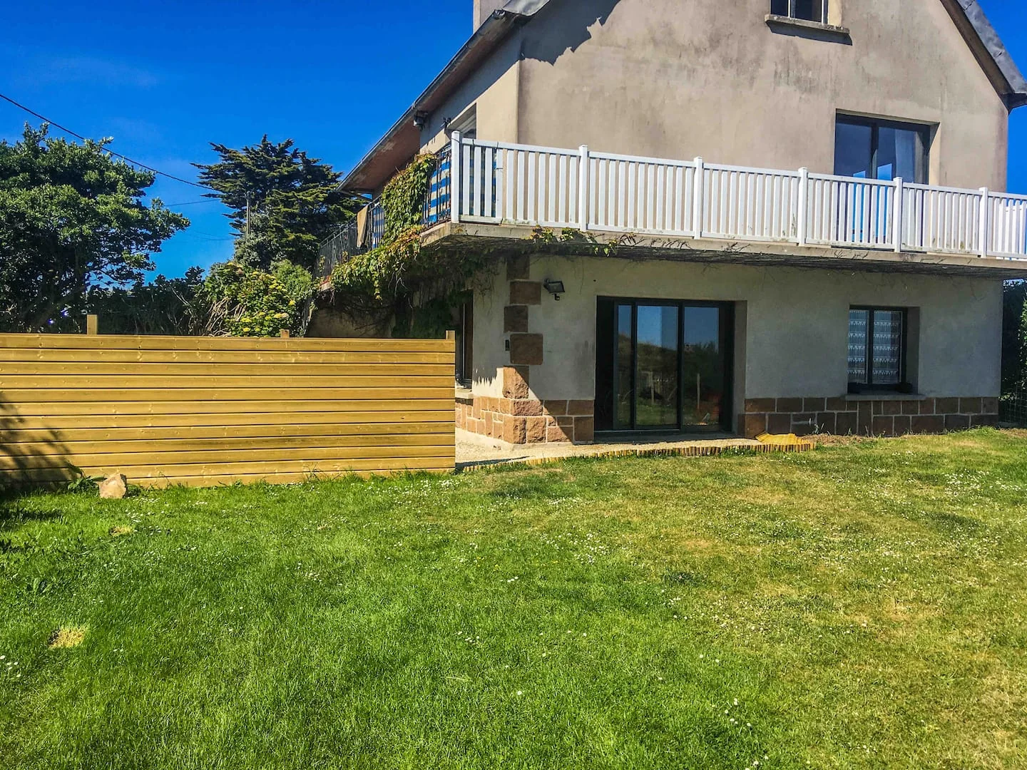 La casa e il giardino al sole