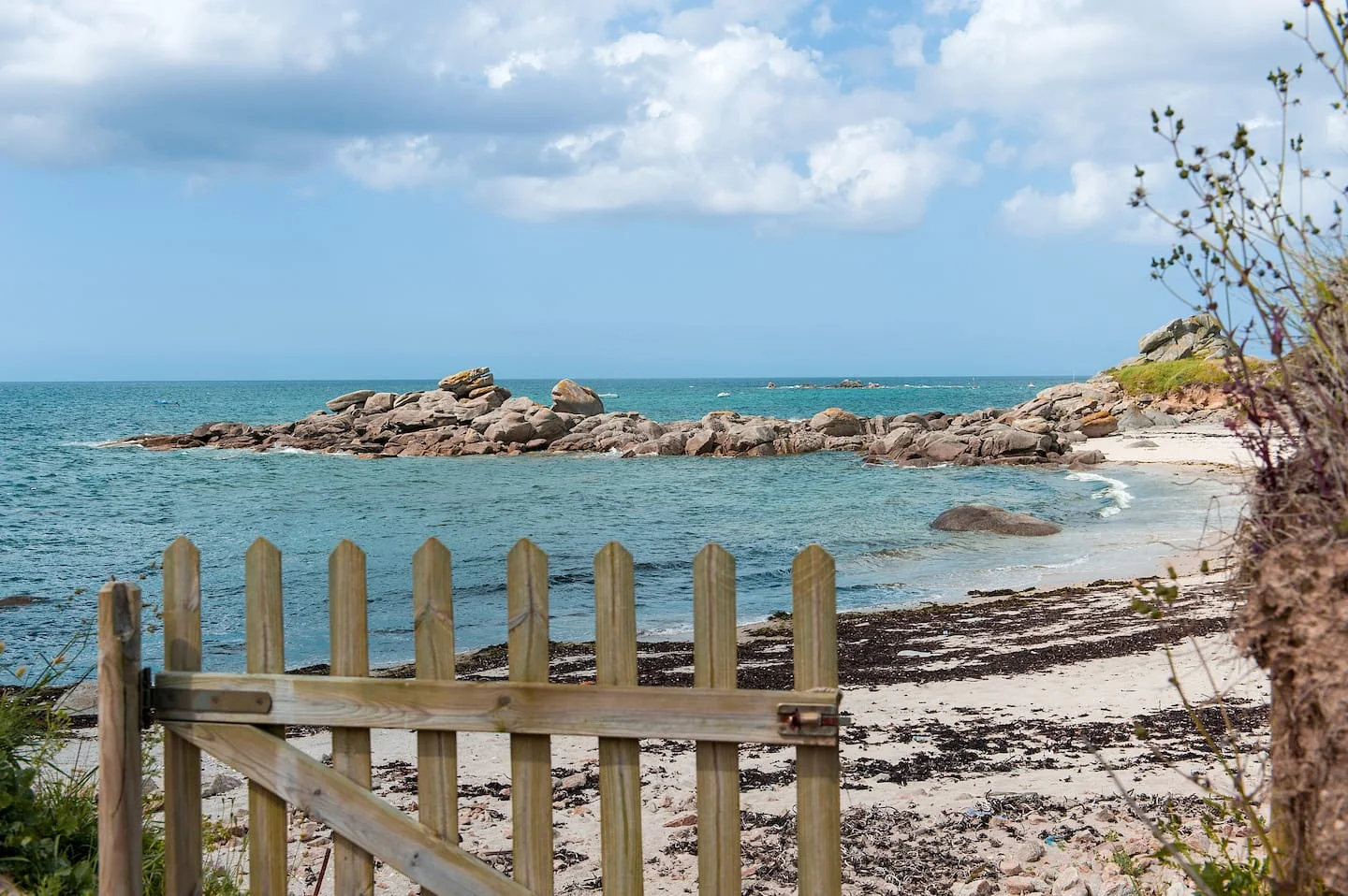 Il cancelletto del giardino di fronte alla spiaggia e al mare
