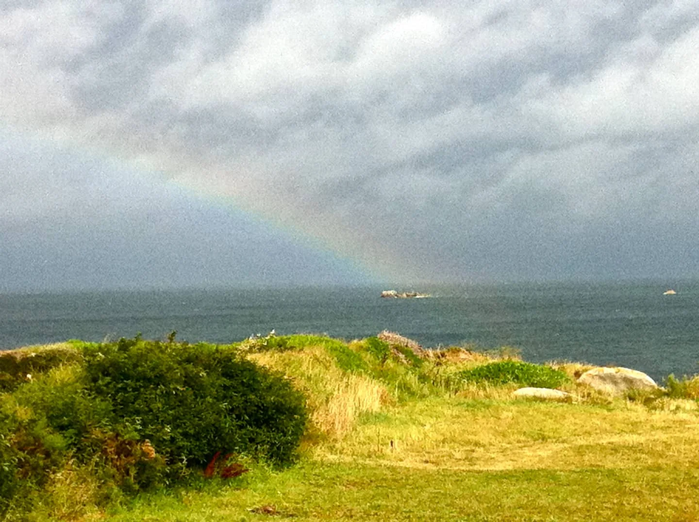 Ein Regenbogen über dem Meer, von Ty Eden aus gesehen